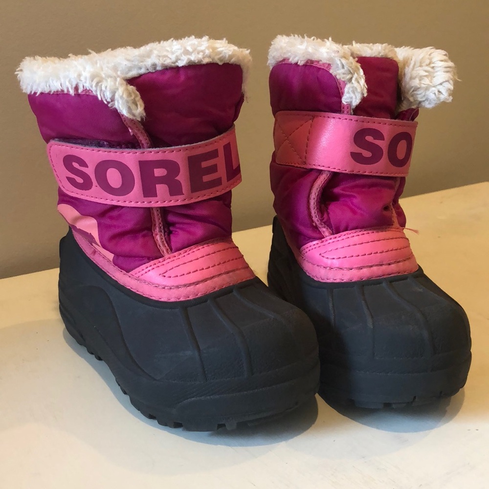 Sorel toddler snow boots. Size 9. Pink/black.